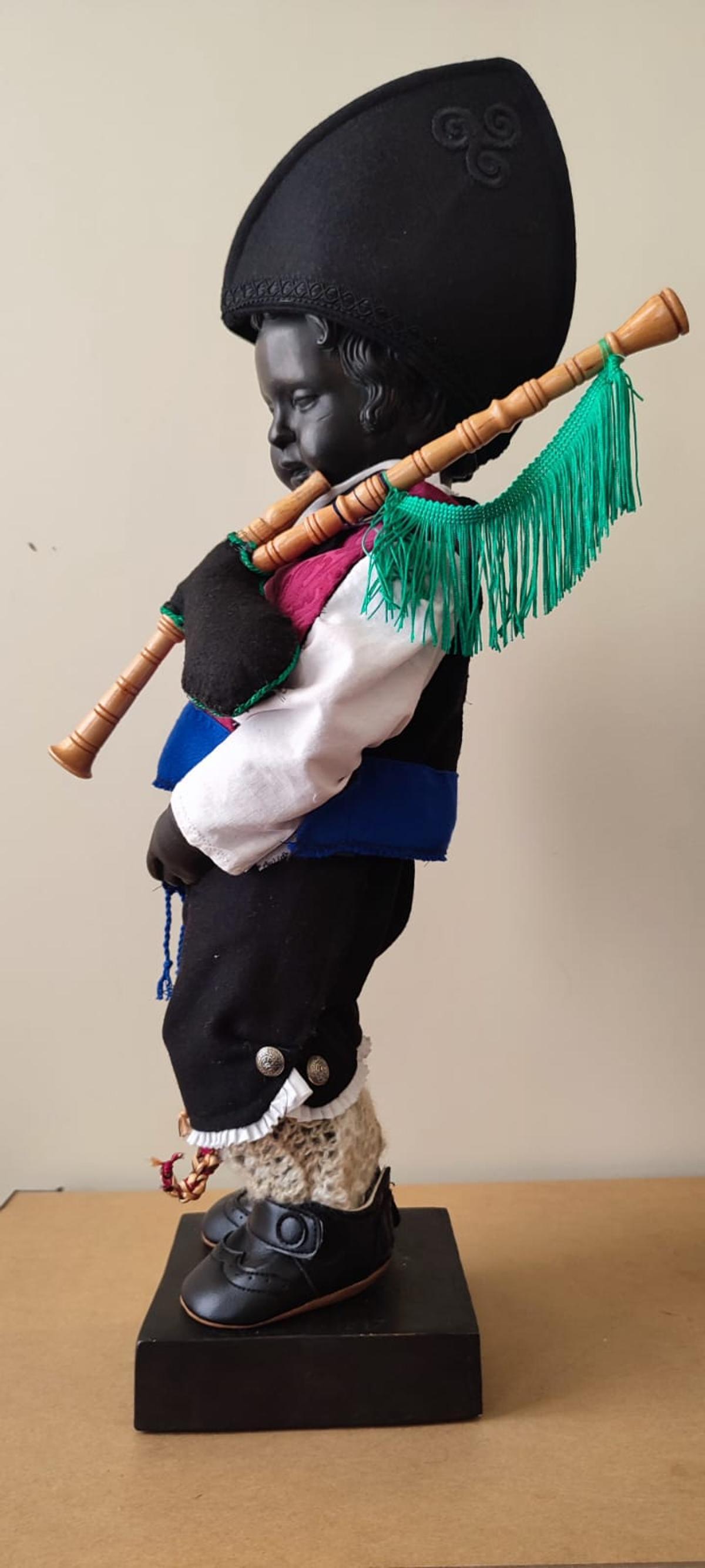 Una vista de perfil del nuevo traje probado en una réplica de la escultura del Manneken Pis