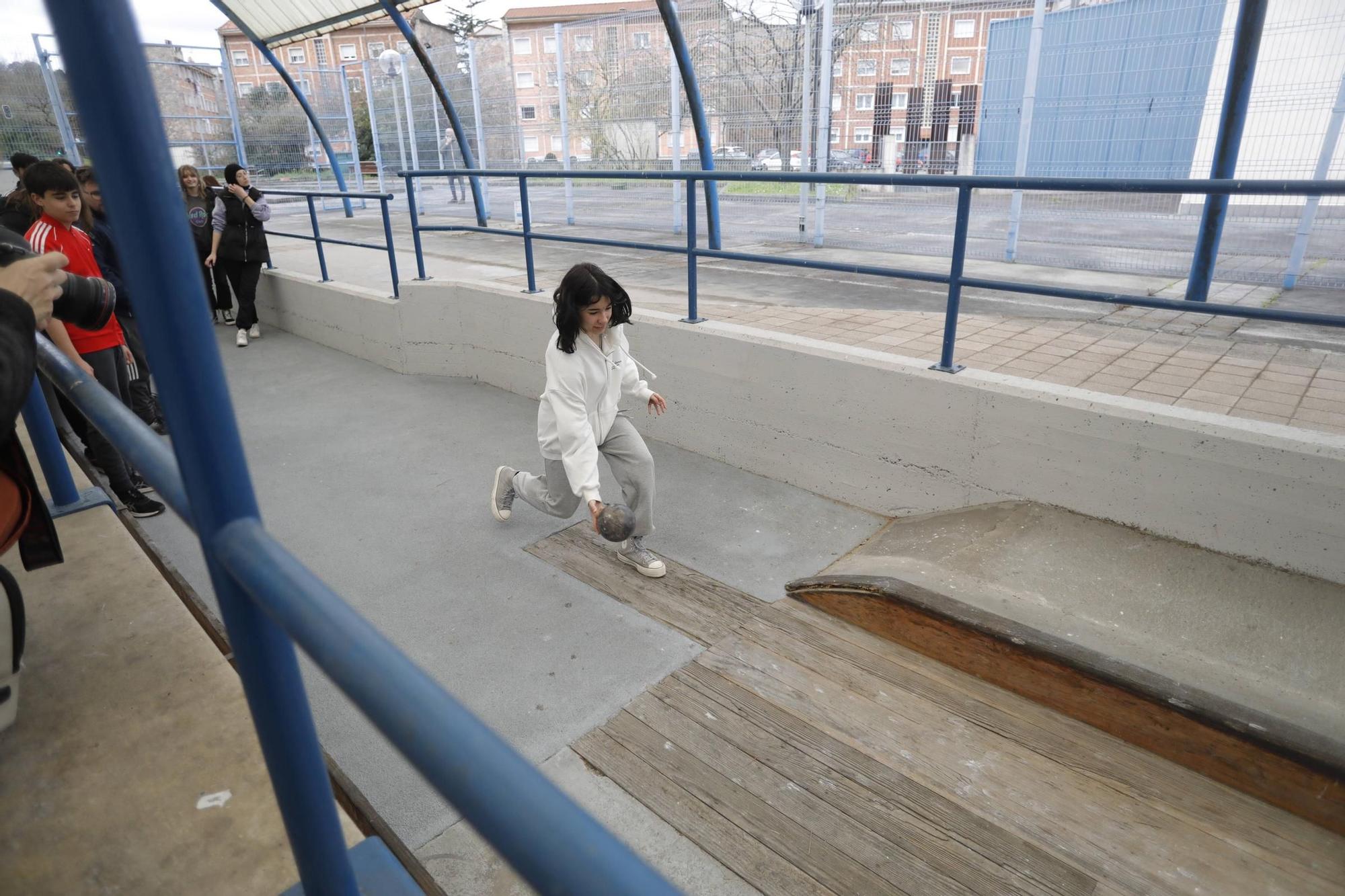 EN IMÁGENES: Así jugaron a los bolos batientes los estudiantes del instituto de La Magdalena