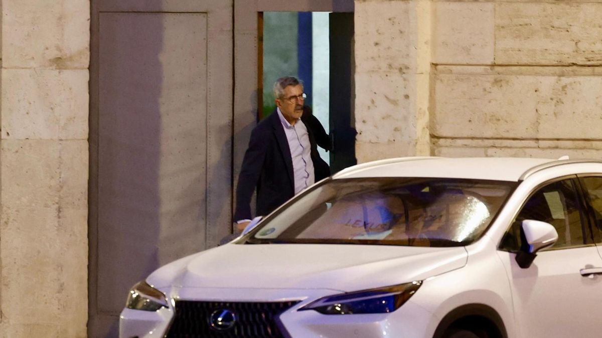 El comisionado del Gobierno de la dana, José María Ángel, anoche sale de la Delegación del Gobierno en València