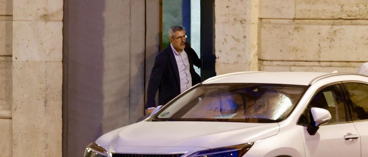 José María Ángel sale de la Delegación del Gobierno en València la noche del miércoles.