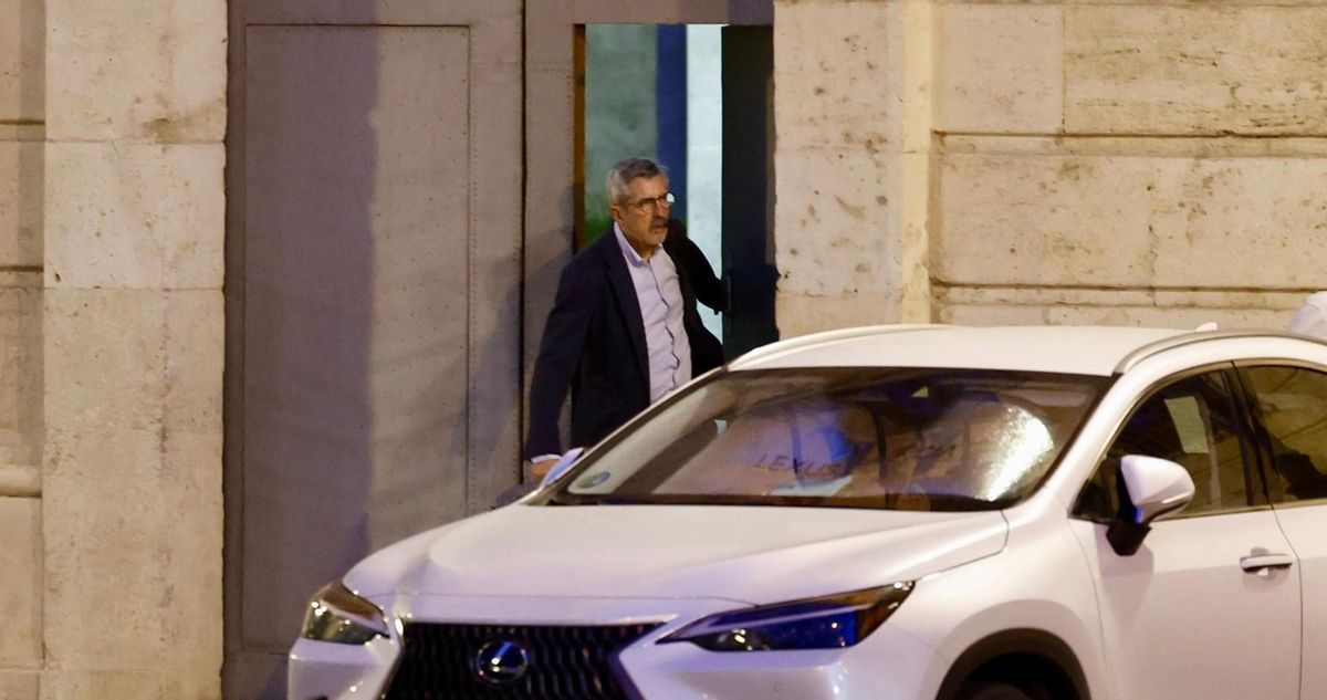 El comisionado del Gobierno de la dana, José María Ángel, anoche sale de la Delegación del Gobierno en València