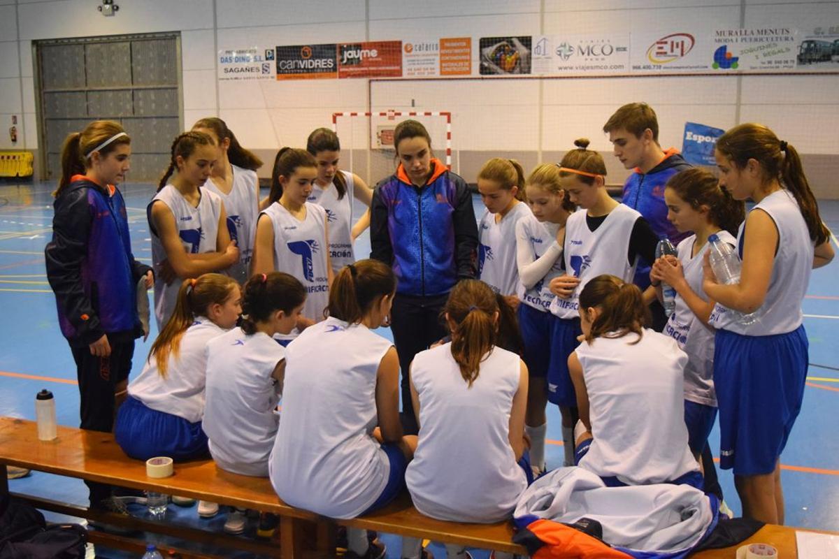 Preselección Alevín de la Comunitat Valenciana: el equipo femenino recibe instruciiones de sus seleccionadores.
