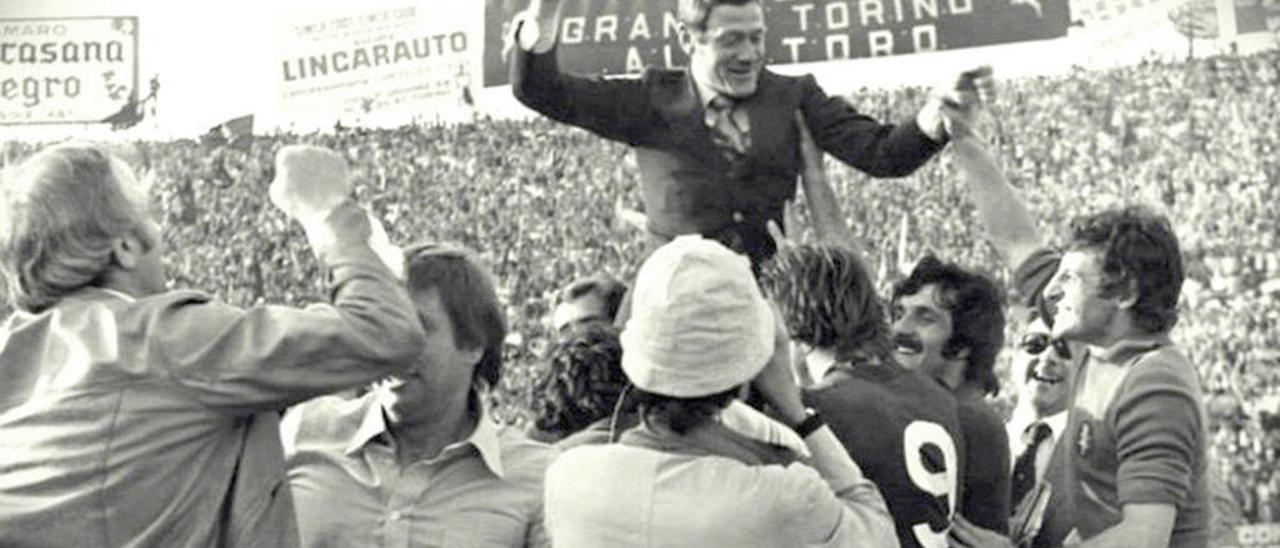 Radice es llevado a hombros tras ganar el título en 1976.