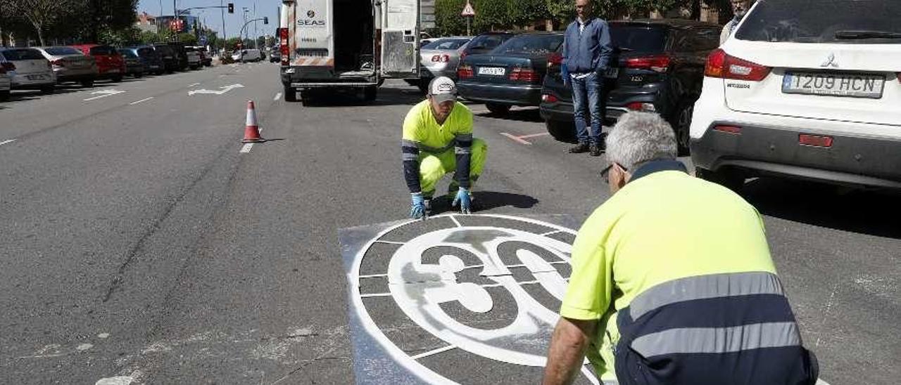 Pintado de la señalización horizontal de &quot;zona 30&quot; ayer en la avenida de San Agustín.