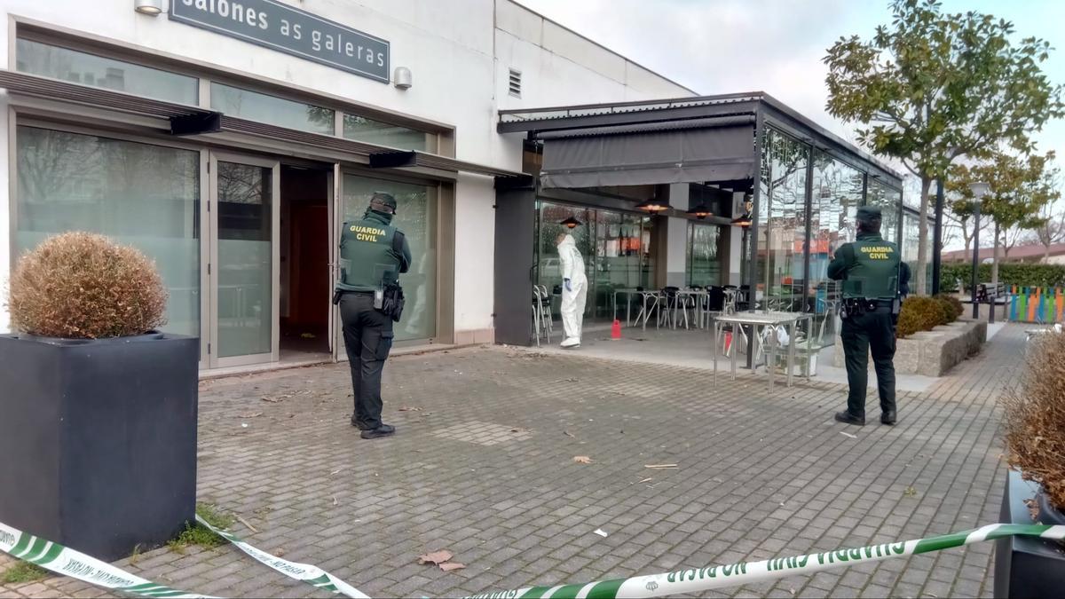Agentes de la Guardia Civil en el hotel en Oleiros, el 1 de enero, tras el homicidio.