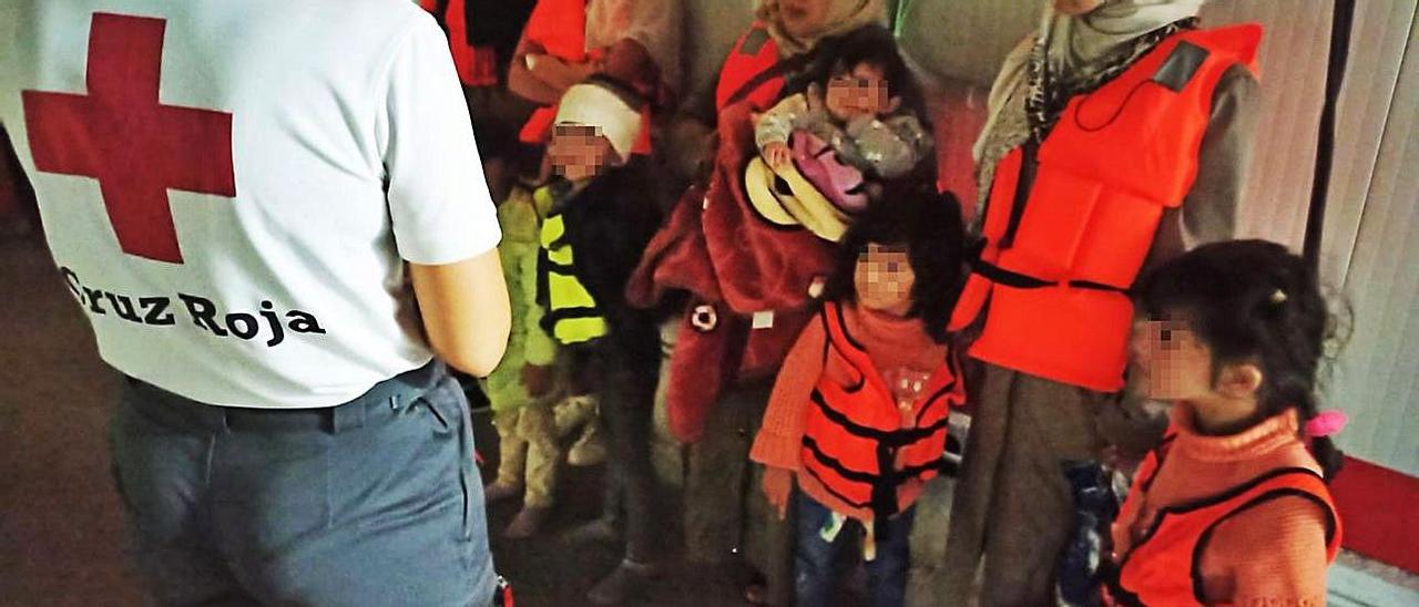 Imágenes de la asistencia de Cruz Roja a los menores rescatados y de varios de ellos con sus madres en el barco de Salvamento Marítimo. |