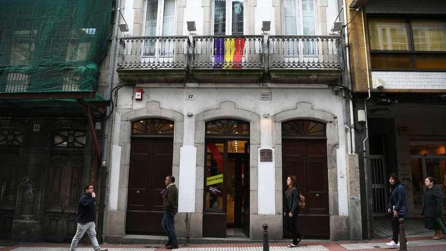 La bandera republicana en la casa-museo Casares Quiroga, en la calle Panaderas.