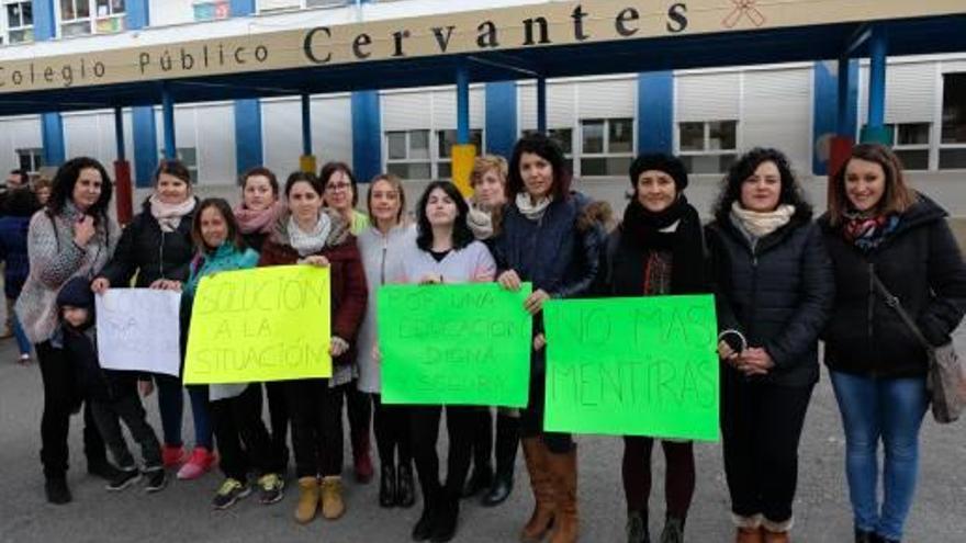Responsables de la AMPA del colegio Cervantes y la edil de Educación con la pancarta «No más mentiras».