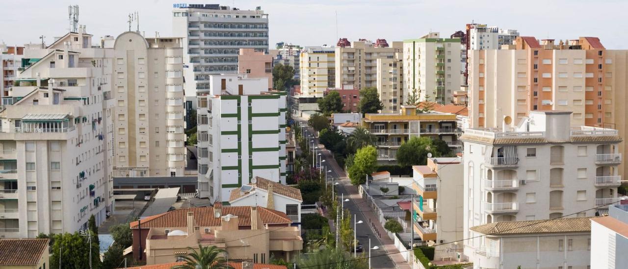 Vista panorámica de edificios de la playa de Gandia. | NATXO FRANCÉS