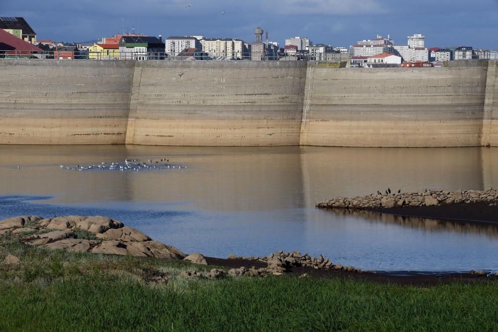 El embalse de Meicende, a un nivel muy bajo