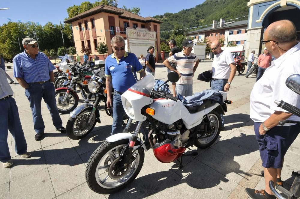 Concentración de motos clásicas en Laviana