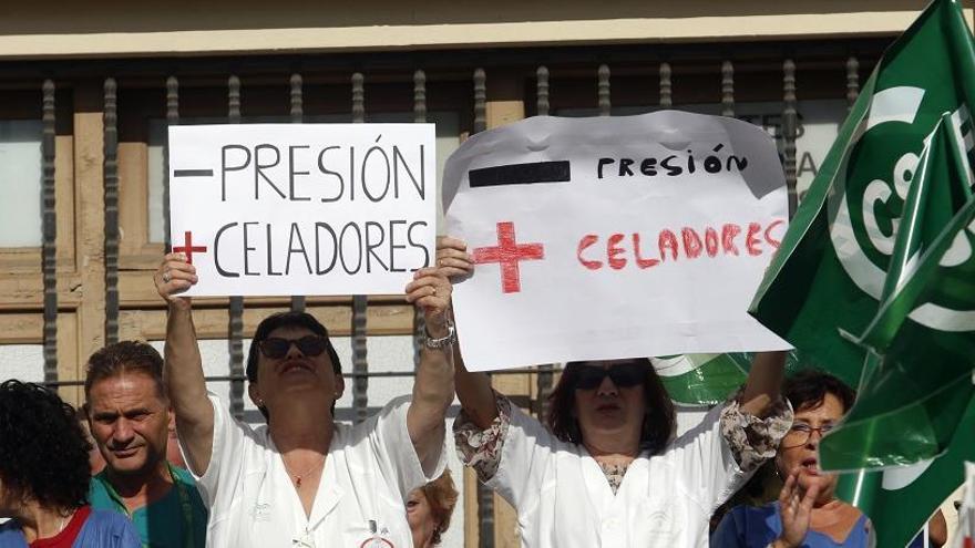 Decenas de profesionales se manifestaron ayer contra los recortes.