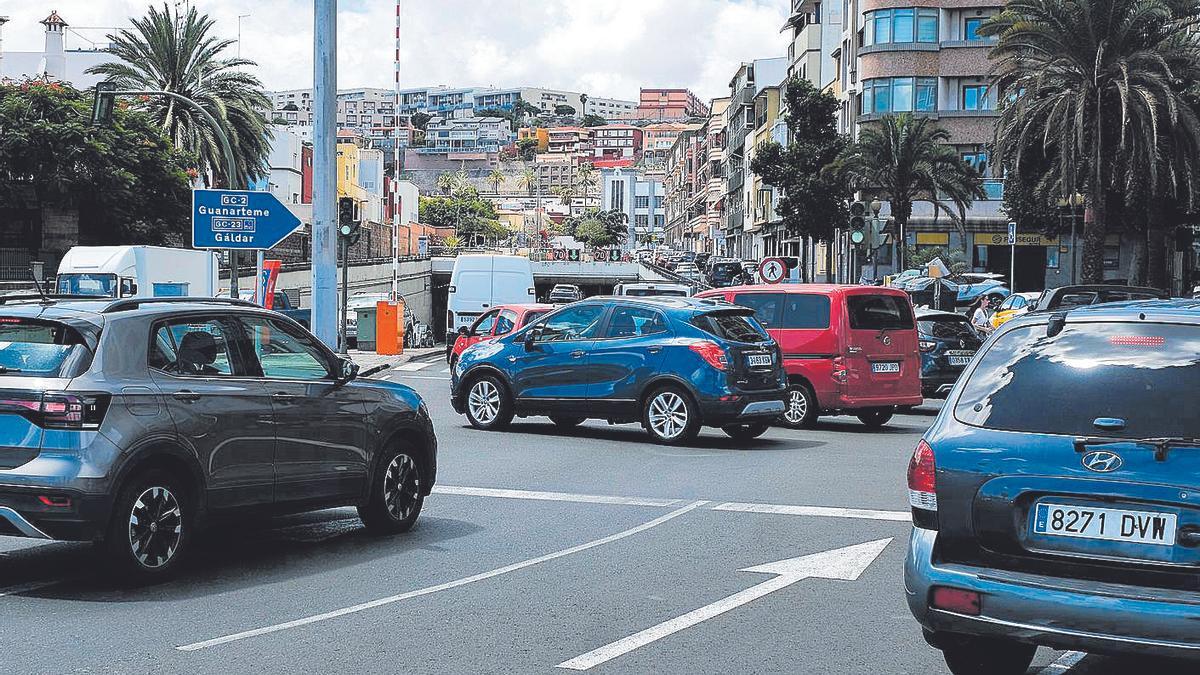 Vehículos transitan hacia el túnel Julio Luengo.