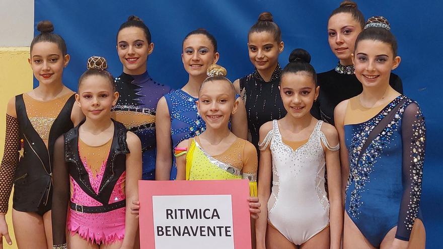 Las gimnastas del Rítmica Benavente posan en Roa de Duero.