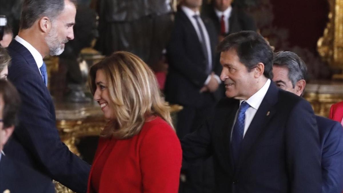 El rey Felipe saluda a Susana Diaz y a Javier Fernández