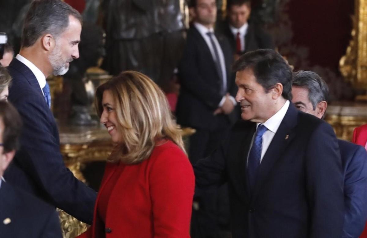 El rey Felipe saluda a Susana Diaz y a Javier Fernández