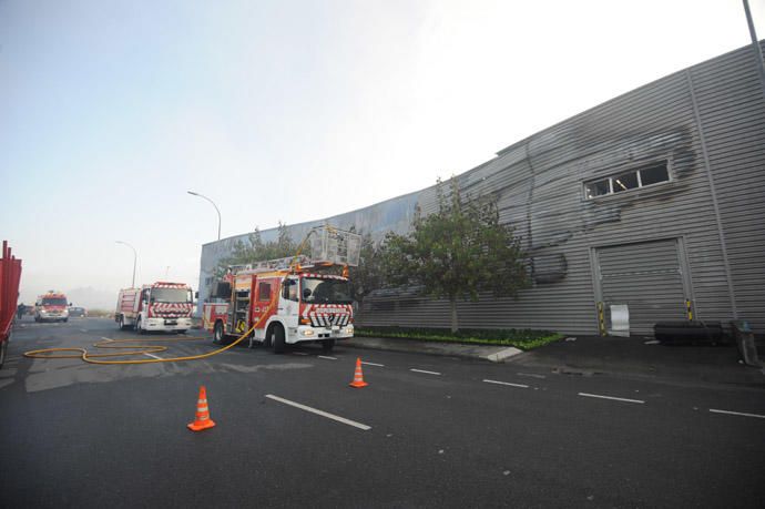 El fuego arrasa una nave en Piadela