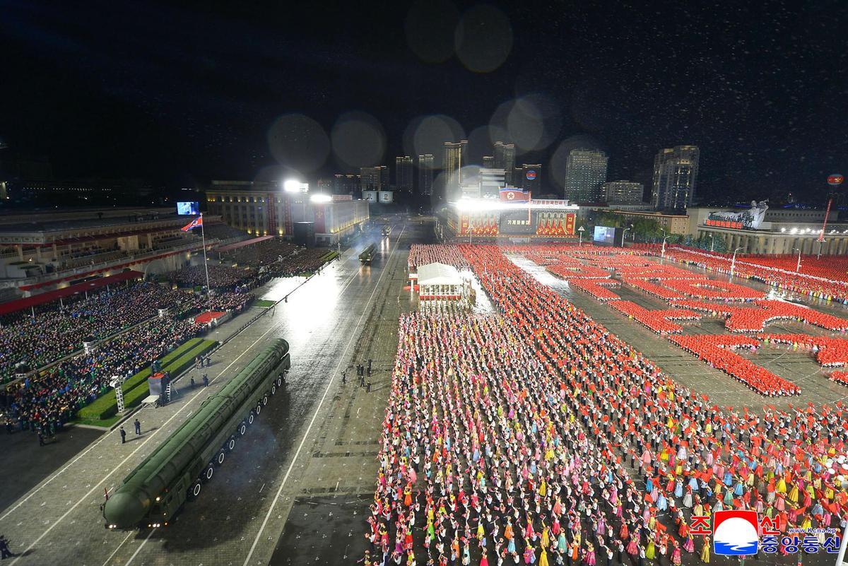 El nuevo misil intercontinental norcoreano Hwasong-20, durante el desfile militar con motivo del 80 aniversario del Partido de los Trabajadores.