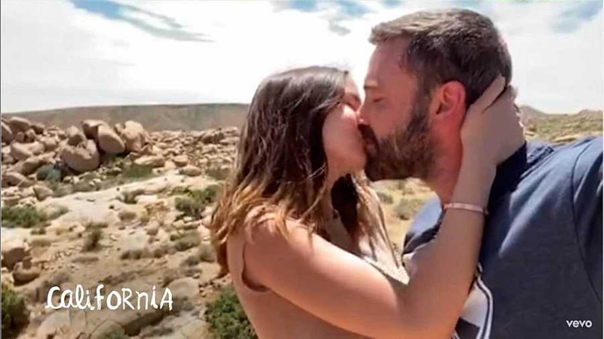 Beso de Ana de Armas y Ben Affleck