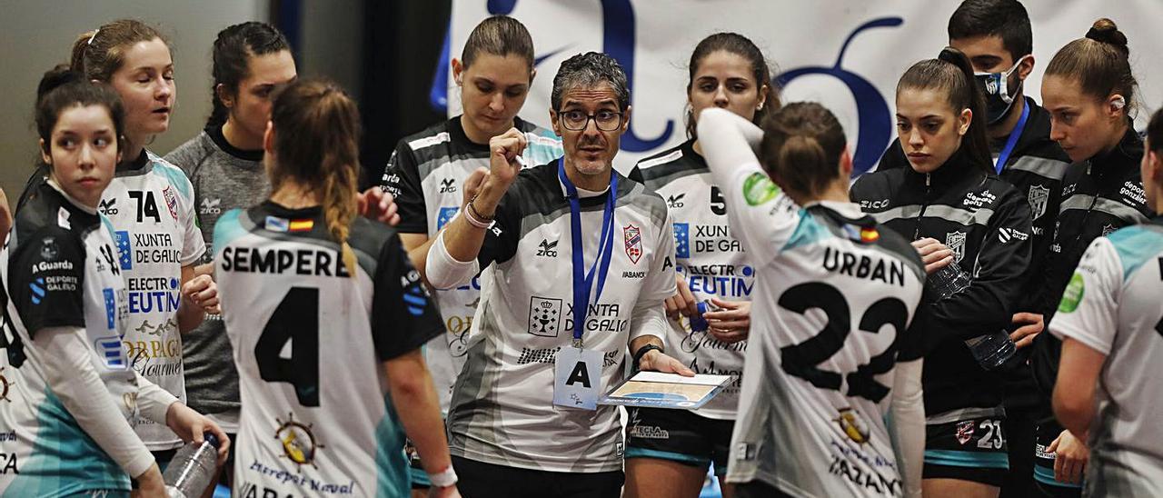 Prades da instrucciones a sus jugadoras en un tiempo muerto del partido ante el Galychanka.