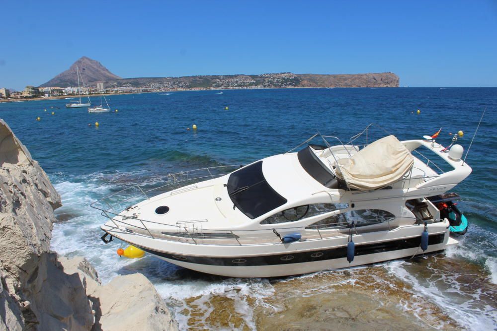 Un yate encalla en Xàbia y sus tripulantes son rescatados