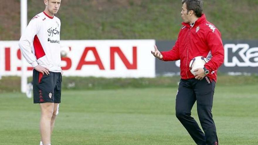 Manolo Sánchez da instrucciones al jugador del Sporting B Álex Barrera durante el entrenamiento de ayer.