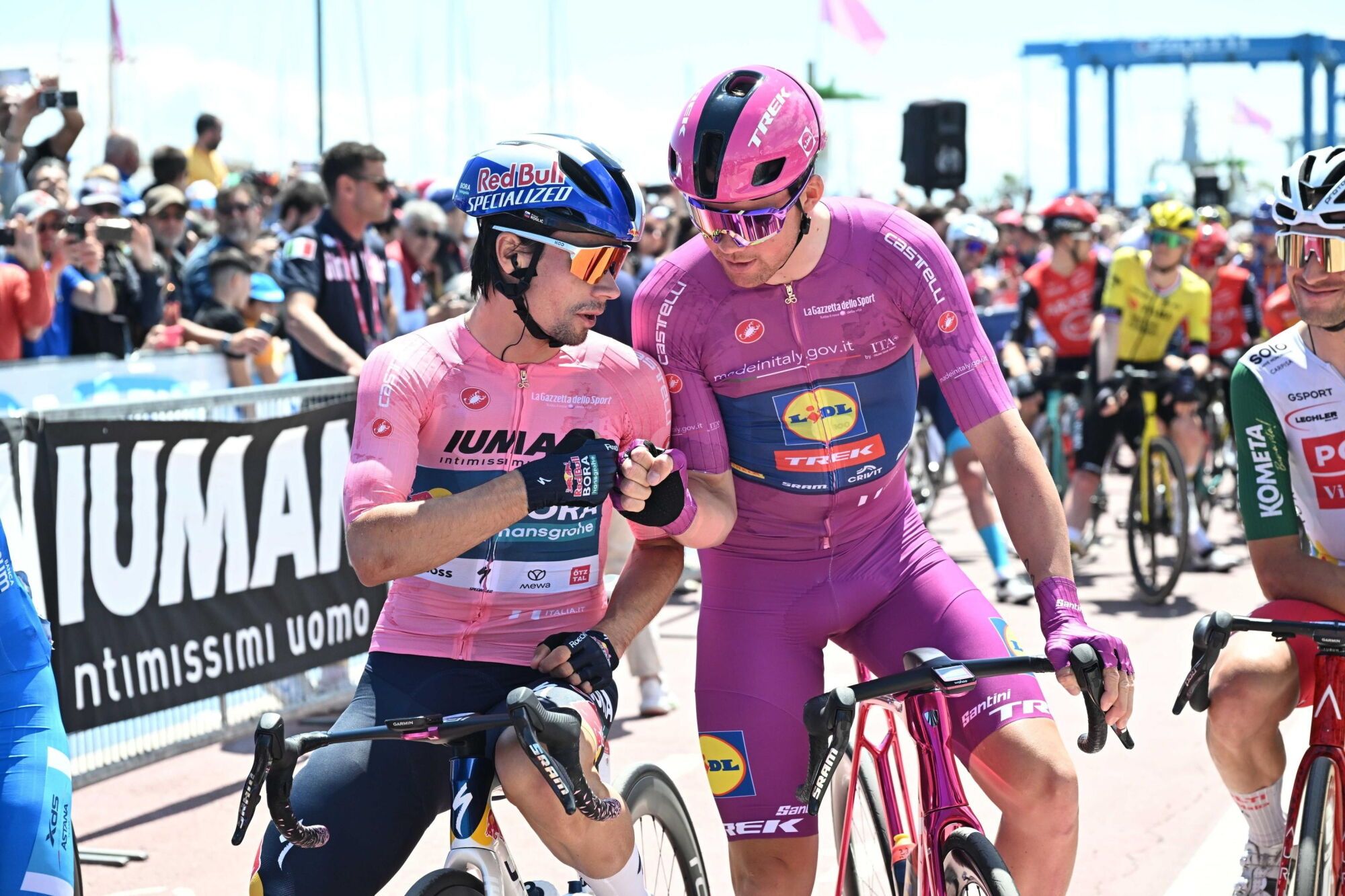 GIULIANOVA (Italy), 17/05/2025.- Slovenian rider Primoz Roglic (L) of Red Bull - Bora - Hansgrohe team wearing the overall leader's pink jersey, waiting on the start line of the 8th stage of the 108 Giro d'Italia 2025, cycling race over 197 km from Giulianova to Castelraimondo, Italy, 17 May 2025. (Ciclismo, Italia) EFE/EPA/LUCA ZENNARO