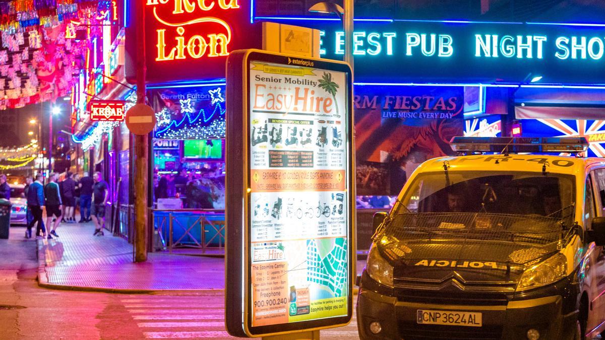 Un furgón policial en la zona inglesa de Benidorm donde se inspeccionaron varios de estos locales.