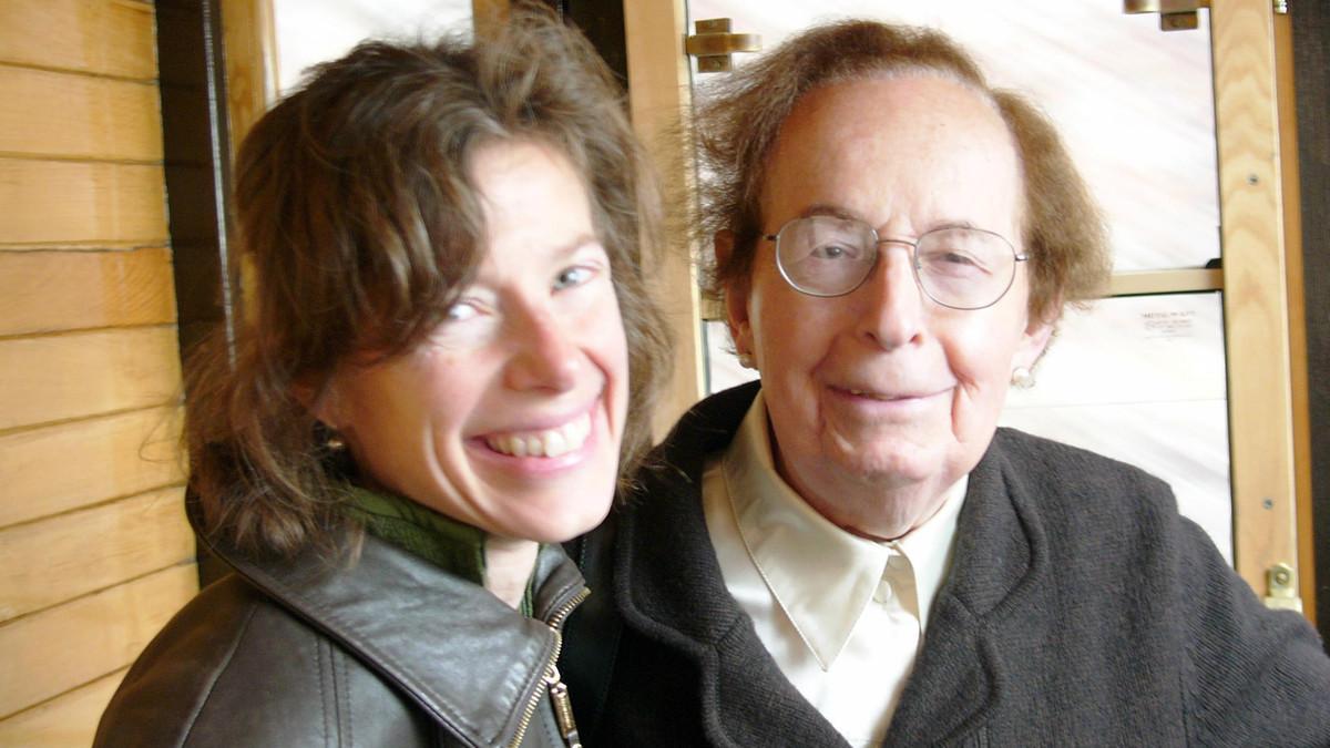 Susan Faludi y su padre Steven Faludi, tras haberse sometido a un cambio de sexo