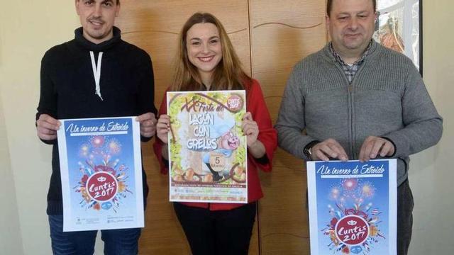 Enrique Portela, Bea Campos y Manuel Campos sostienen los carteles de las fiestas. // Noé Parga