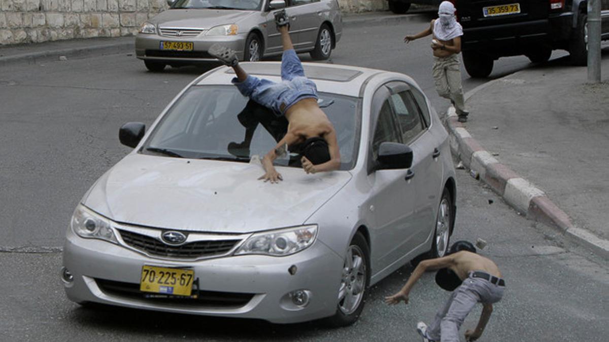 Secuencia en la que se ve cómo un conductor israelí atropella a varios niños palestinos que lanzaban piedras a los vehículos en protesta por la muerte de dos militantes de Hamás, hoy, en el barrio de Silwan, en Jerusalén.