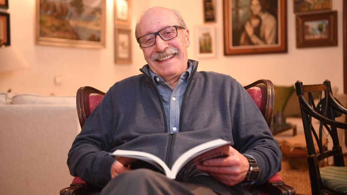 Jorge López-Prado Teijeira, con su libro.   | // CARLOS PARDELLAS
