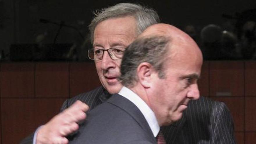 Guindos, junto a Juncker.