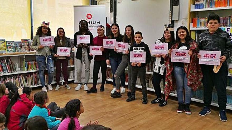 Alumnes de l&#039;institut Santa Eugènia, després de representar un conte, el curs passat.