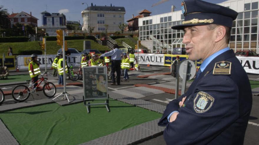 Antonio Alfeirán, en la explanada de Riazor. / víctor echave