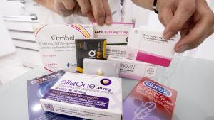 Diferentes métodos anticonceptivos a la venta en una farmacia.