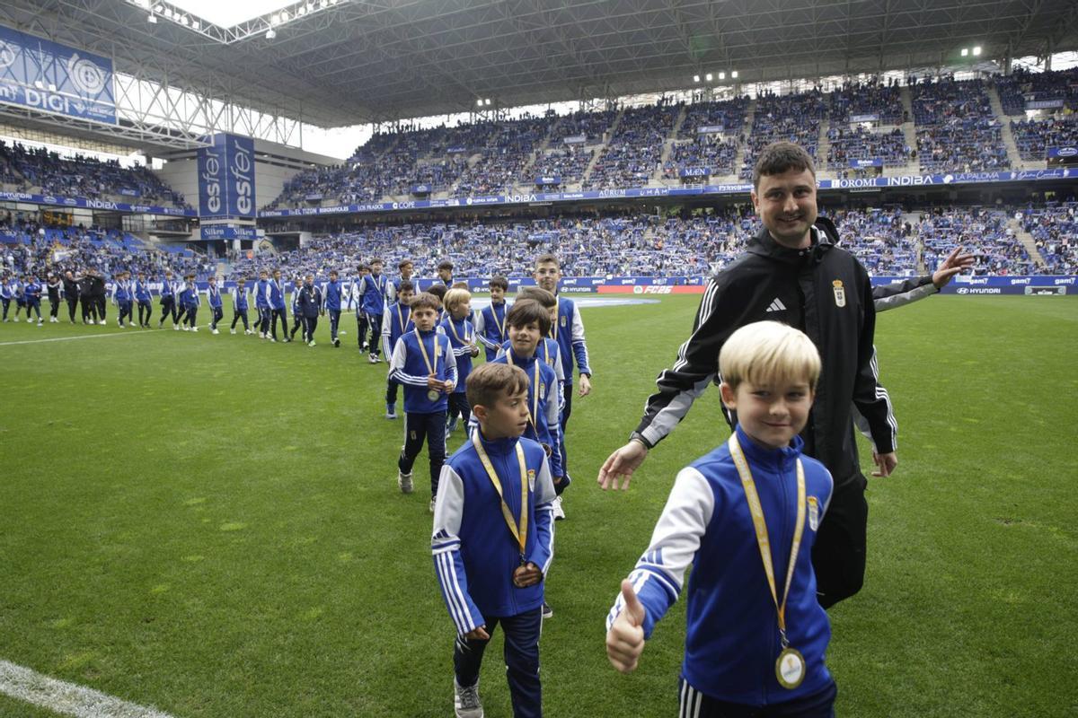 Los jugadores de los equipos azules ganadores de la Oviedo Cup.