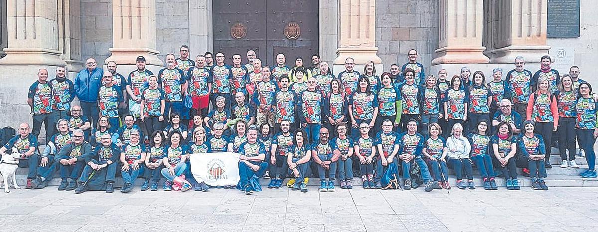 Imagen de los participantes en la Pujada a peu frente a la basílica de Sant Pasqual, de donde partieron.