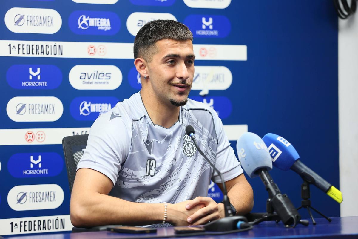 EN IMÁGENES: El Avilés presenta a tres de sus fichajes de verano, Marco Coronas, Markel Artetxe y Brais Abelenda