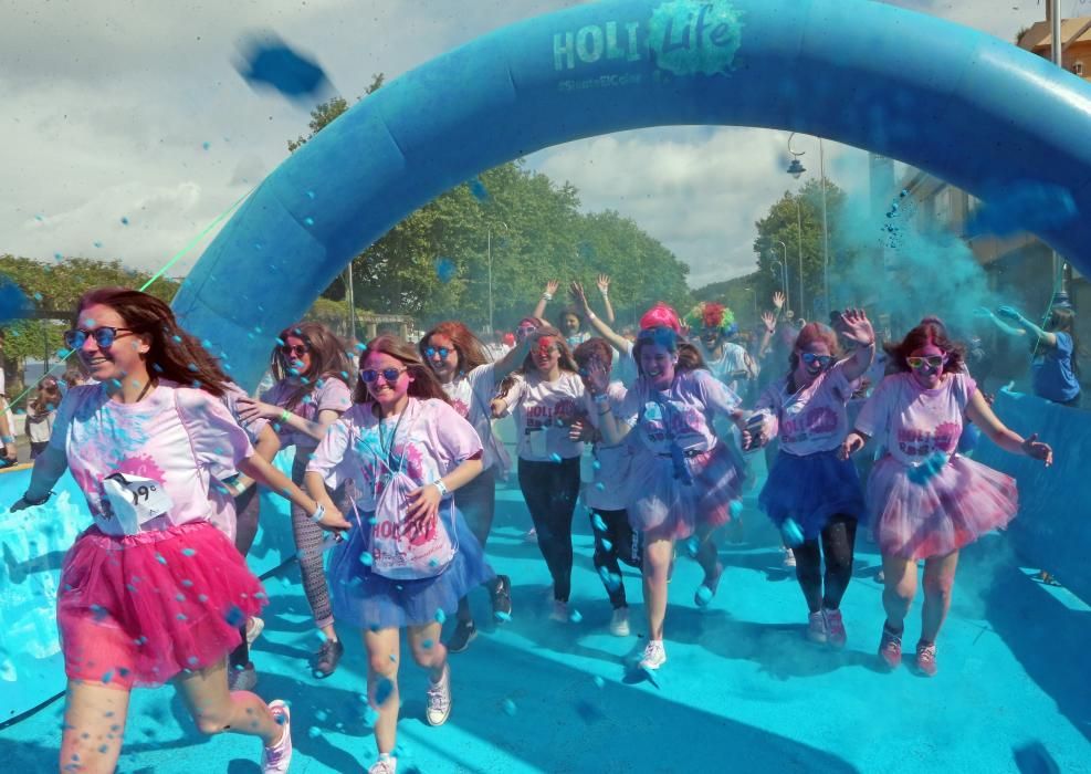 Miles de "corredores" participan en una nueva edición de la Holi Run en Vigo