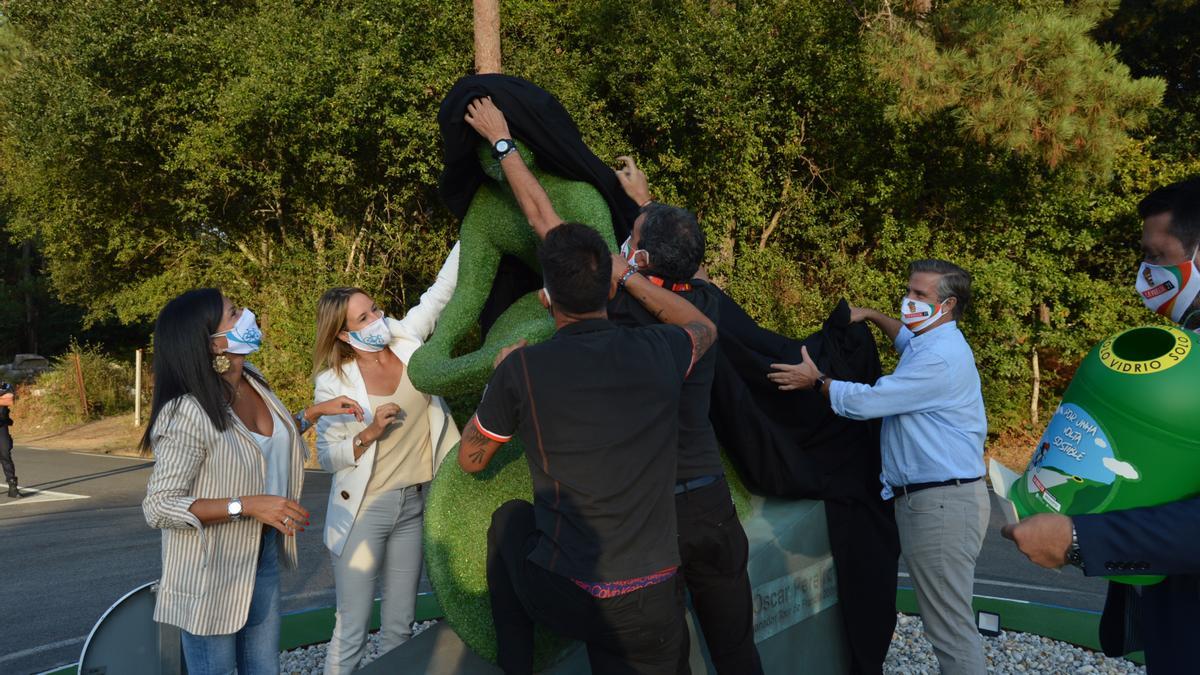 Momento en el que se destapa la estatua dedicada a Pereiro.