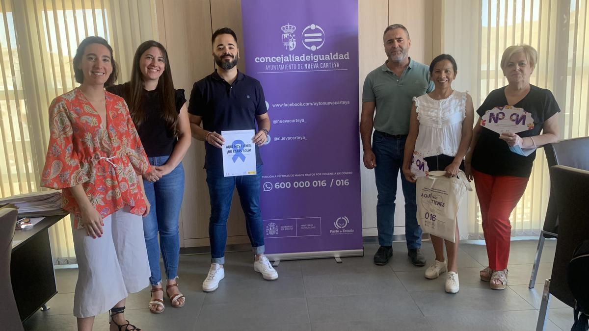 Representantes del ayuntamiento y de la plataforma tras la firma del acuerdo.