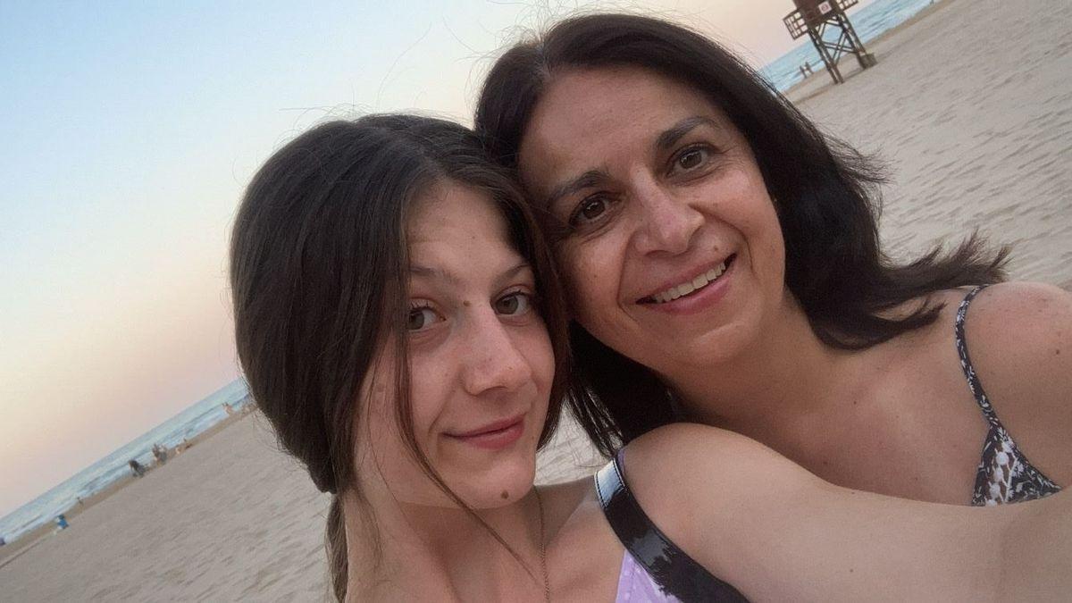 Isabel, junto a su madre.