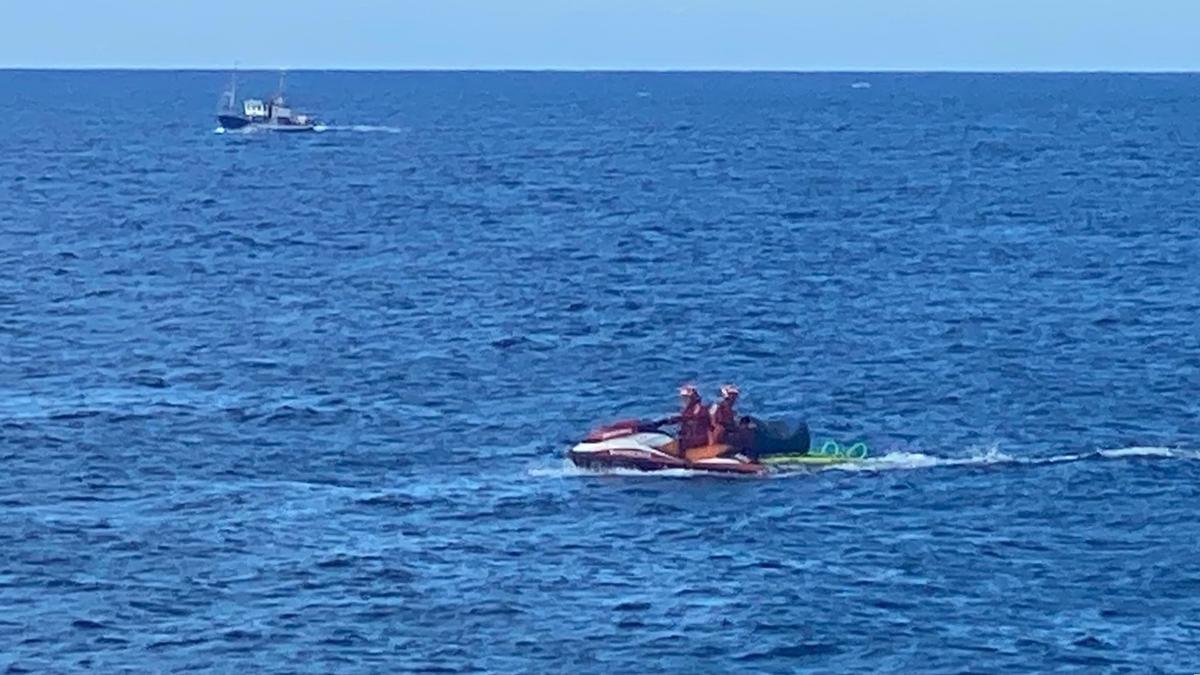 Efectivos del Consorcio de Seguridad y Emergencias de Lanzarote, con el bidón recuperado en la playa de El Jablillo en Costa Teguise (Lanzarote).