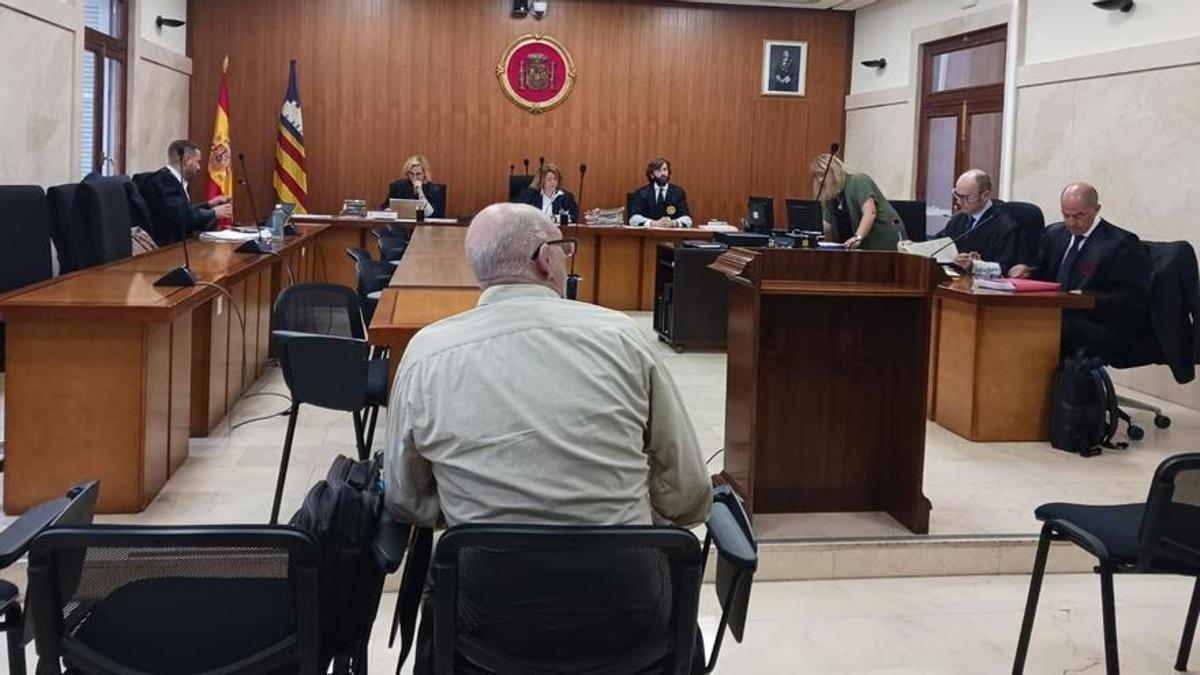 El expolicía local de Son Servera, durante el juicio por intento de homicidio en la Audiencia de Palma.