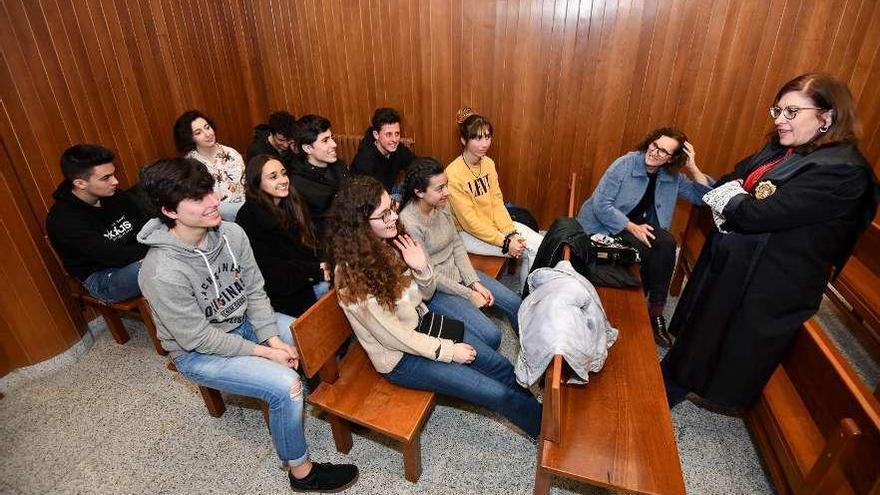 La jueza decana, Belén Rubido, conversa con los alumnos que asistieron a los juicios. // Gustavo Santos