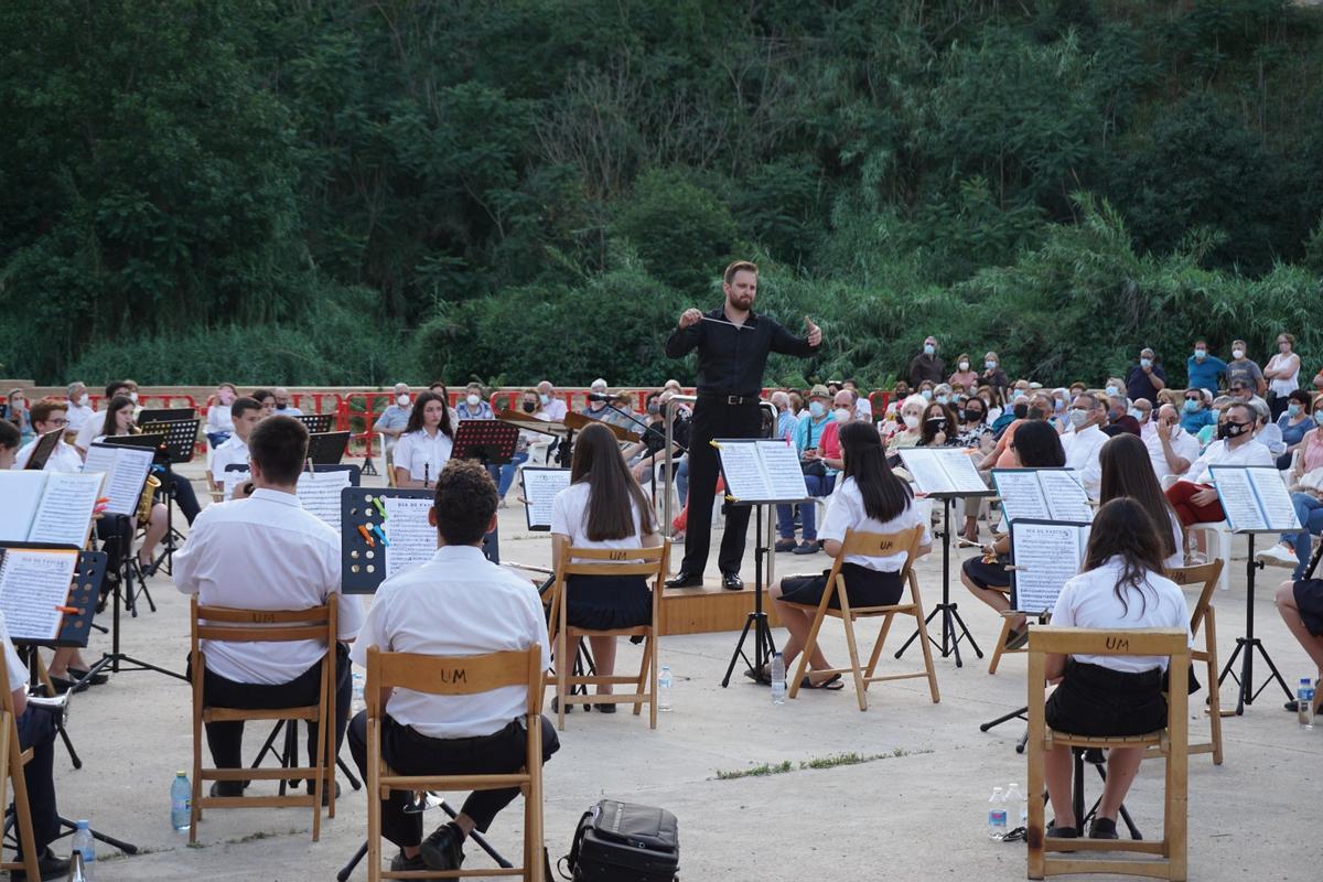 David Castelló dirigiendo una agrupación musical.