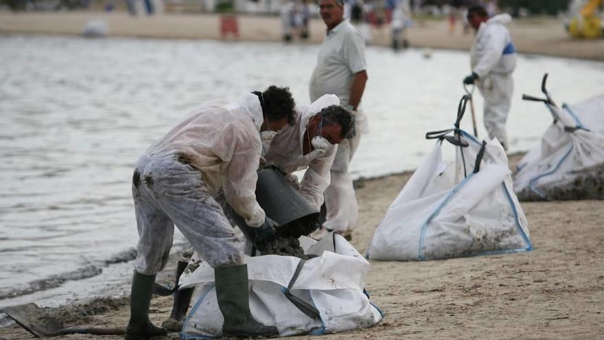 El combustible del &#039;Don Pedro&#039; contaminó varias playas ibicencas.