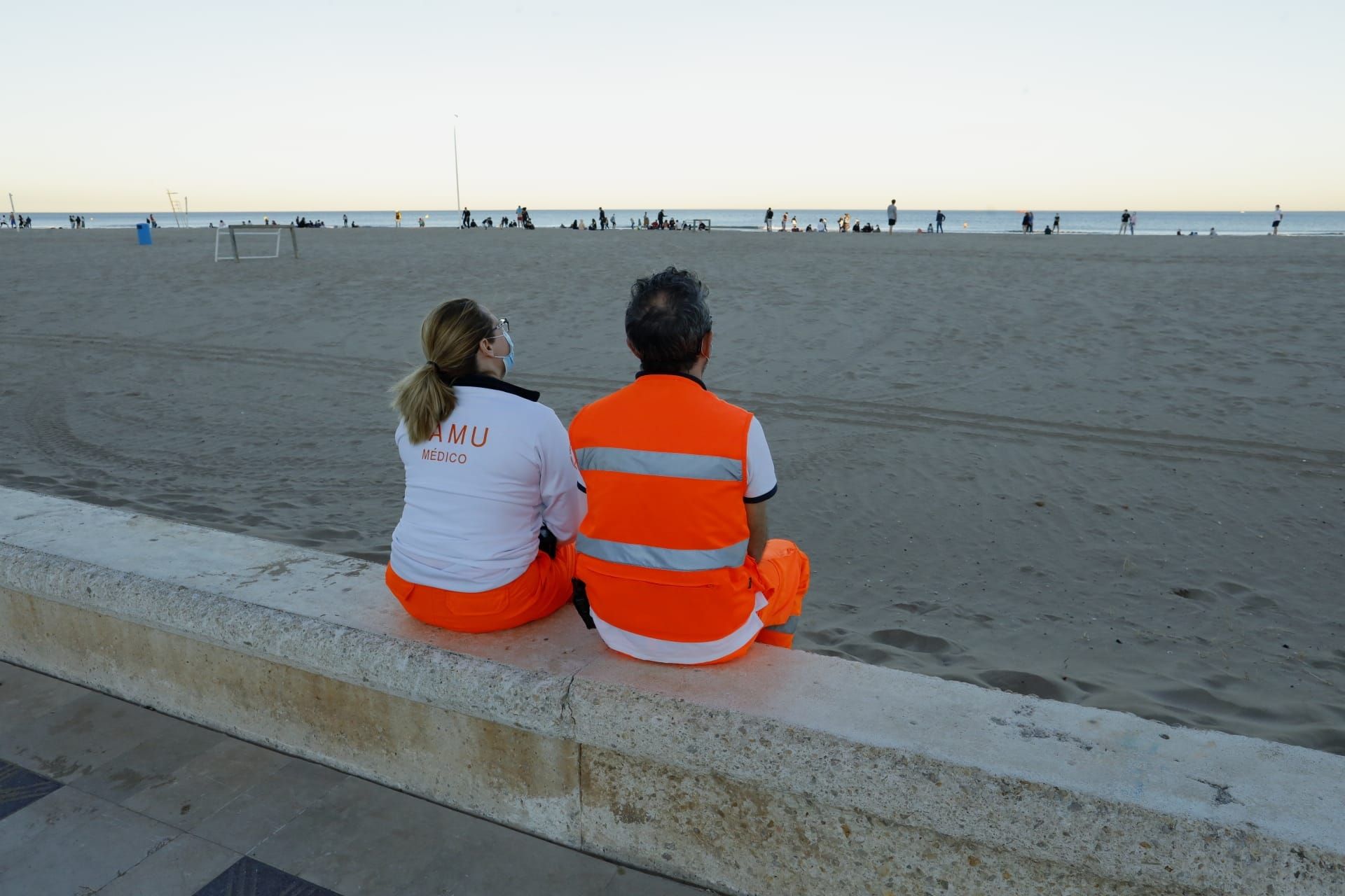 Buscan a un joven desaparecido en el agua de la playa de la Malva-rosa