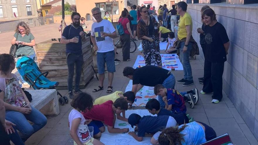 Famílies de Moià protesten contra la pèrdua de línies previstes a l'escola i a l'institut públics